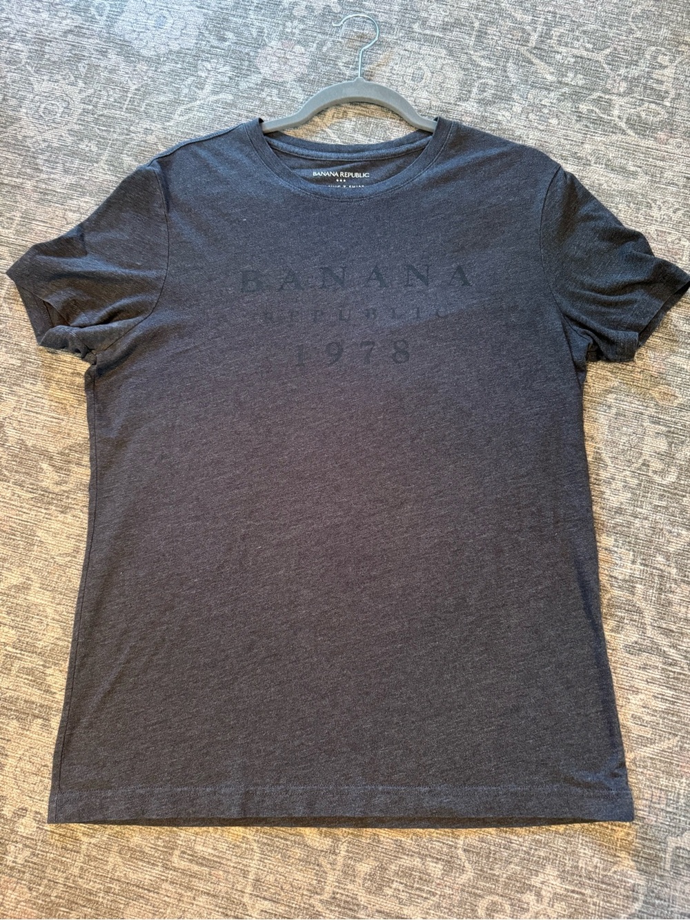 No fading Bad pic Banana Republic Men’s Short Sleeve Logo Tee Dark Gray M